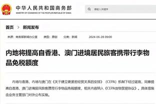 C罗在主帅卡斯特罗注视下训练，像不像老师盯着学生写作业？