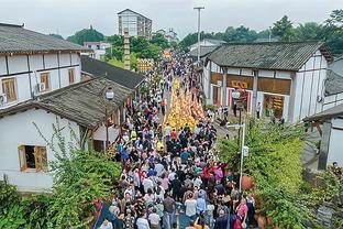 一起拿下5座欧冠的好搭档！魔笛&队宠相拥回忆杀：好兄弟❤️